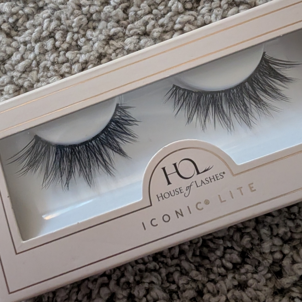 House of Lashes Iconic Lite Eyelashes